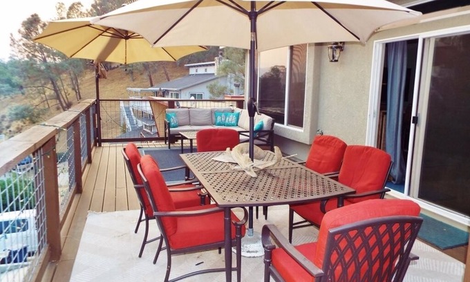 Oak Shores House | Spacious Dragon Lake Villa on Lake Naci in Paso Robles Wine Country w/Internet