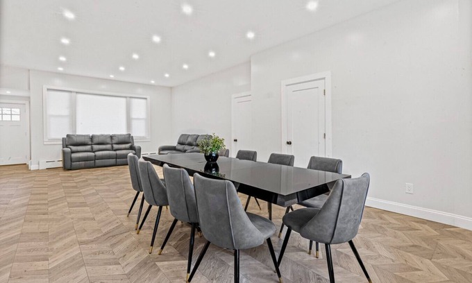 Woodridge House | Spacious Dream Home for 18: with Playground!