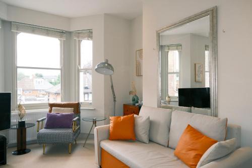 Ravenscourt Park Apartment | Spacious Duplex Flat West London for Families & Groups