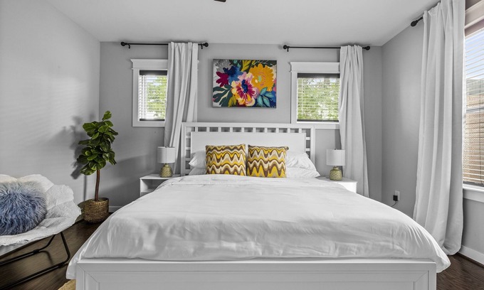 Jackson Ward House | Spacious Duplex, Near VCU, 5 Free Parking, Fenced