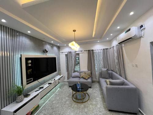 Loburo House | Spacious elegant 3 Bedroom Bungalow in RCCG Camp Mowe WiFi AC Solar