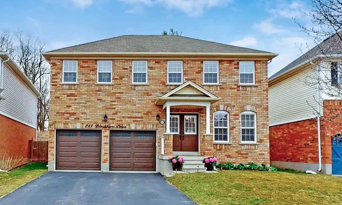 Brantford House | Spacious & Elegant 3BR + Office