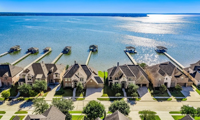 Lake Houston House | Spacious & Elegant Lakefront Getaway W/ Game Room, Free WiFi & Movie Theater