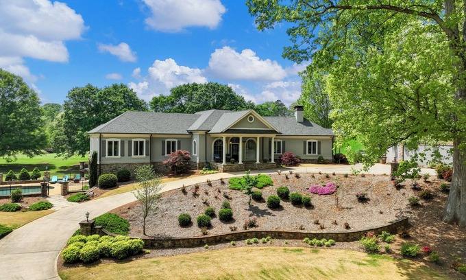Braselton House | Spacious estate home in the beautiful Chateau Elan community in Braselton.