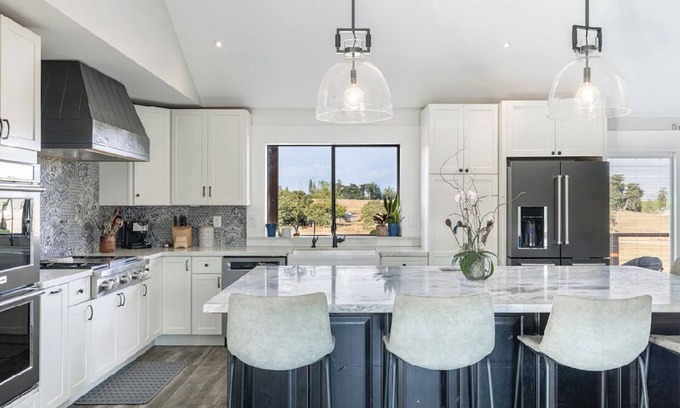 Sebastopol House | Spacious estate in wonderful Sebastopol with AC, WiFi, fitness room