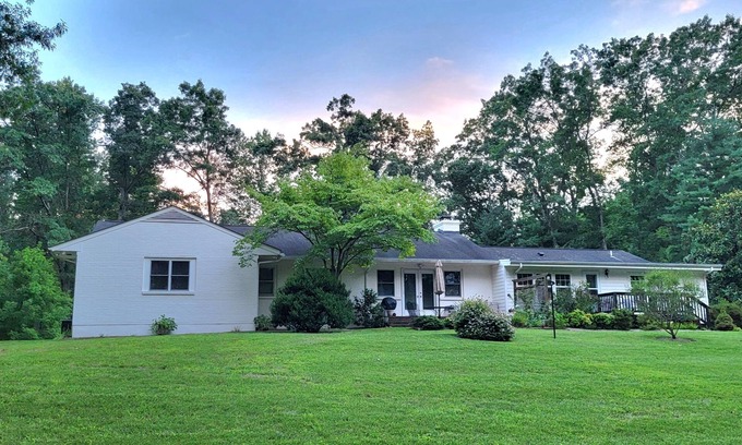 Batesville House | Spacious Estate on 6 acres, King Suite + Efficiency convenient to I-64 in Crozet