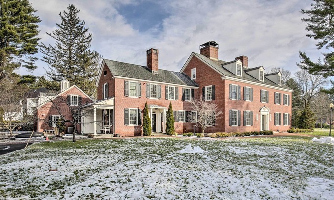 Keene House | Spacious Estate w/Courtyard: 2 Miles to Downtown!
