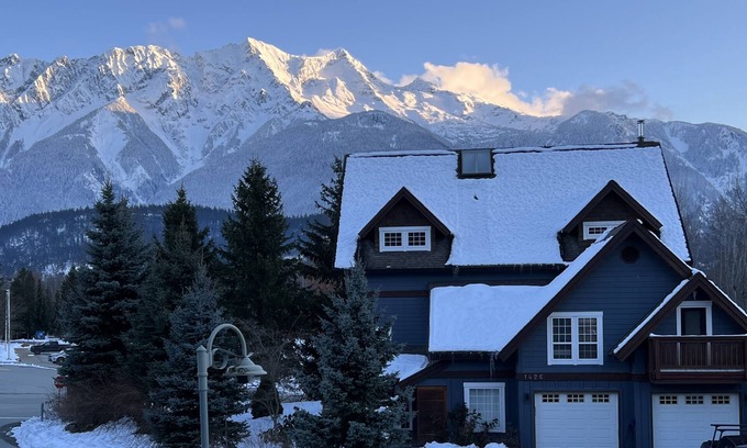 Pemberton House | Spacious executive Home with Mountain Views 3500 Sq Ft 5 min walk to town