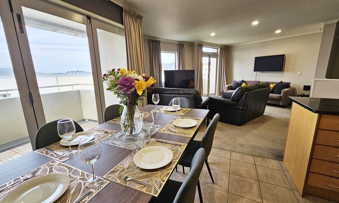 Miramar Apartment | Spacious Executive Modern Home, City Fringe!