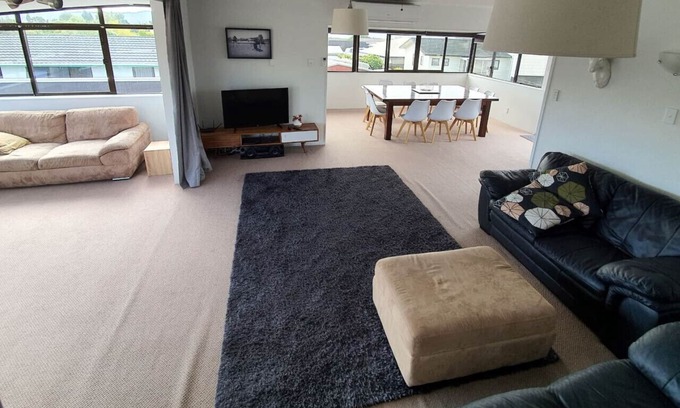 Richmond Heights House | Spacious family home with Wi-Fi & close to the Lake