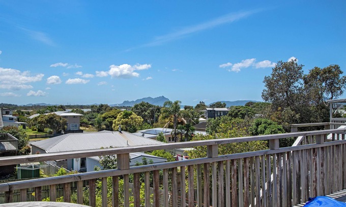 Ruakaka Cottage | Spacious Family Bach by the Sea - Ruakaka Home