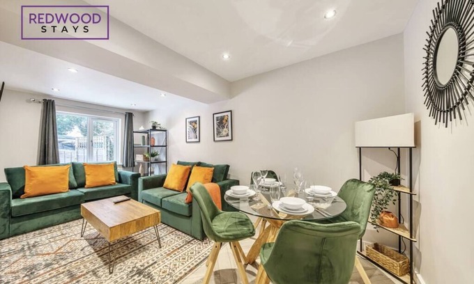 Rushmoor District House | Spacious Family, Contractor Home, FREE Parking