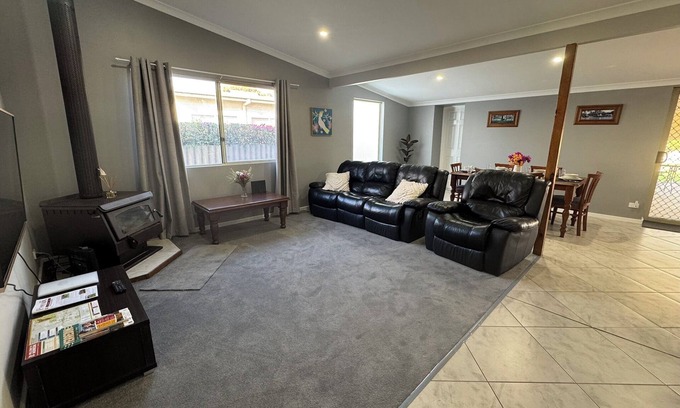 Merredin House | Spacious Family/Corporate Getaway in the Heart of Merredin - House on French