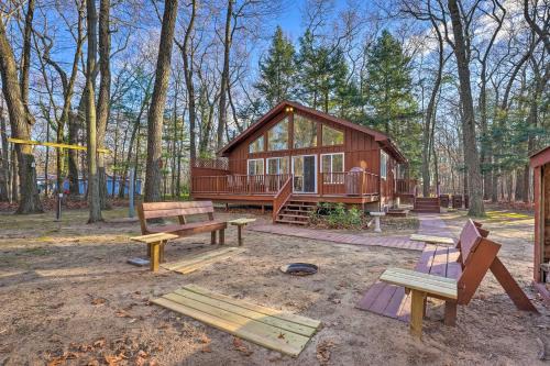 Montague House | Spacious Family Escape Walk to Lake Michigan!