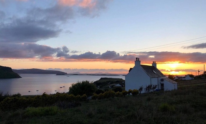Stein Cottage | SPACIOUS FAMILY FRIENDLY AMAZING SEA VIEWS - SLEEPS 4-6n- 10% DISCOUNT SEPTEMBER
