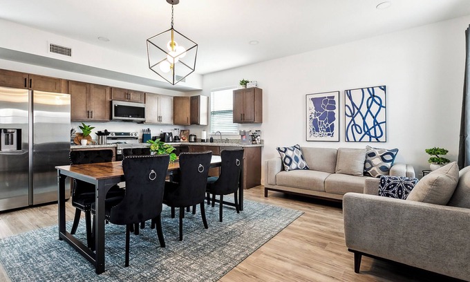 Florida Area Apartment | Spacious Family-Friendly 5BR Modern Retreat Near French Quarter