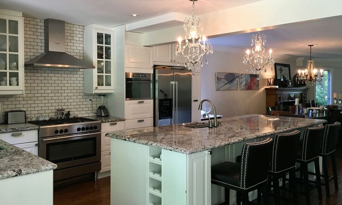 Fallingbrook House | Spacious/Family Friendly! Lake View! close to Beach & Downtown 5-night min avail
