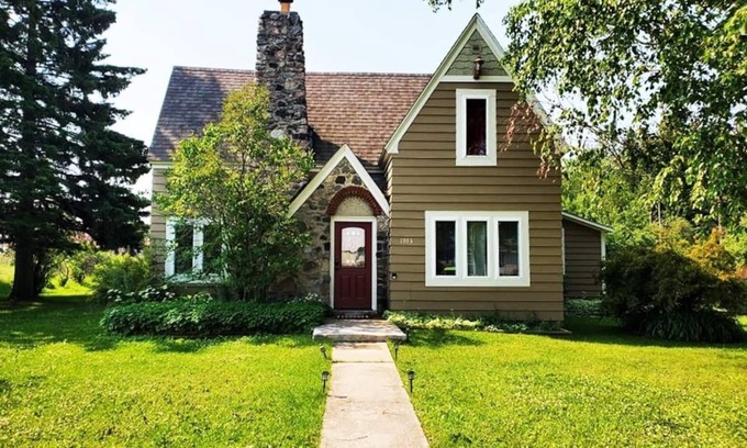 Moran House | Spacious Family Friendly House, Close To Trails and Mackinac Island Ferries!