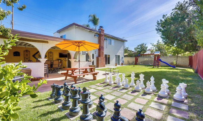 Orange House | Spacious & Family-Friendly Stay Near Disneyland & Beaches – Clean & Comfortable!