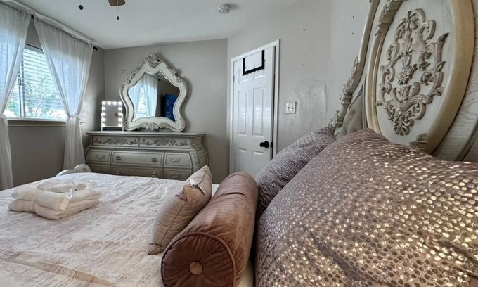 Barker House | Spacious Family Fun in Houston