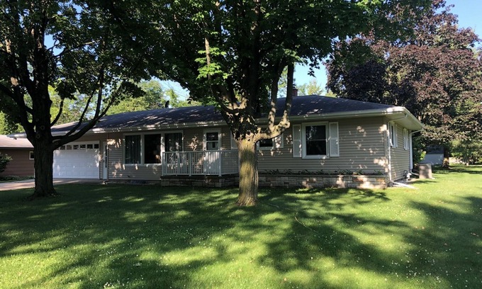 Green Lake House | Spacious Family Getaway Walking Distance To Downtown Green Lake