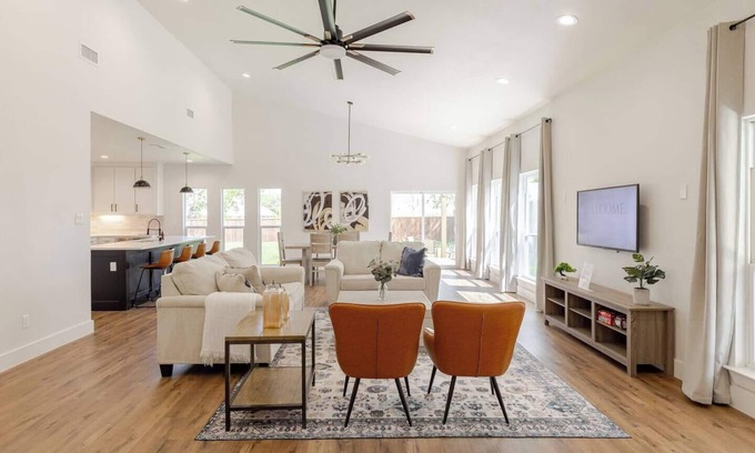 McKinney House | Spacious family/group stay near downtown