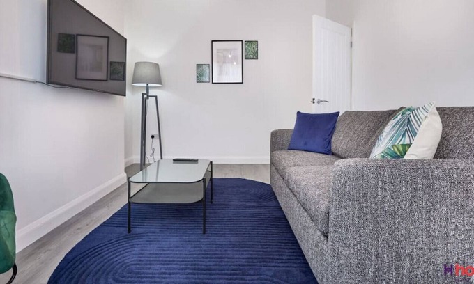 Liverpool House | Spacious Family Home | Near Aintree | Parking