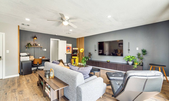 Original Town House | Spacious Family Home, 5 Mi to Galleria Dallas!