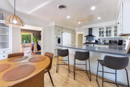 Ventura House | Spacious Family Home 10 minutes from beach