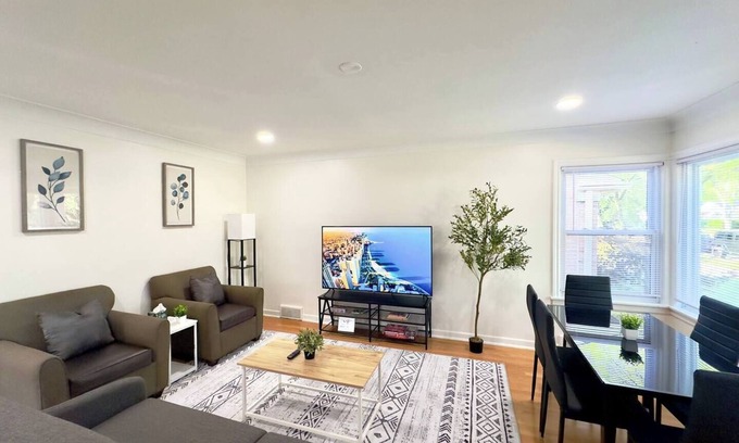 Skokie House | Spacious Family Home, 8bd Gem In A Prime Location!