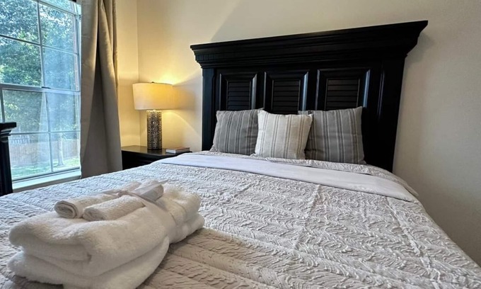 Barker House | Spacious Family Home in Houston Texas. Great neighborhood for work and fun