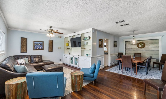 Mobile House | Spacious Family Home—Midtown Mobile; Huge Backyard; Pet friendly