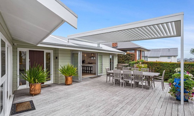 Auckland Apartment | Spacious family home in Meadowbank