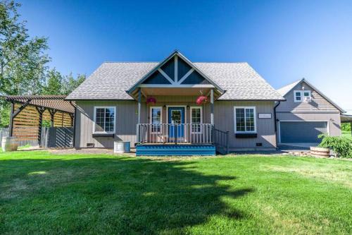 Ellensburg House | Spacious Family Home with Hot Tub