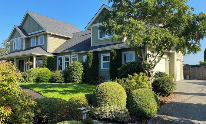 Duncan House | Spacious Family Home with In Ground Pool in the Cowichan Valley