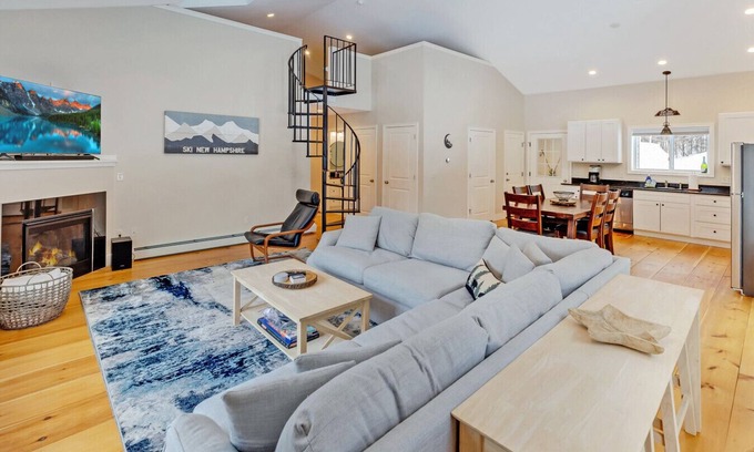 Thornton Apartment | Spacious Family House in the White Mountains! 2 Fireplaces!