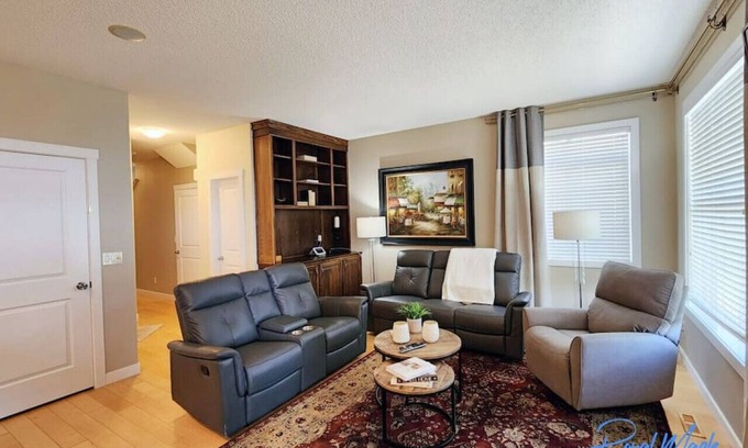 Bearspaw House | Spacious Family Oasis ~ Balcony ~ Yard ~ BBQ ~ Pkg