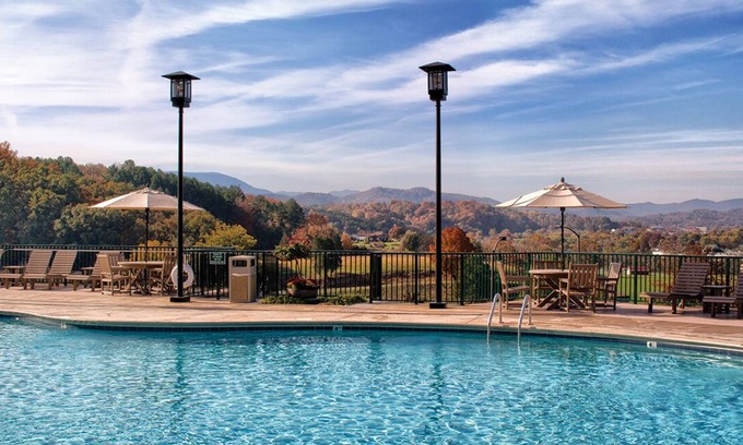 Sevierville Resort | Spacious Family Resort close to Titanic Museum and Dollywood with 4 Saltwater pools