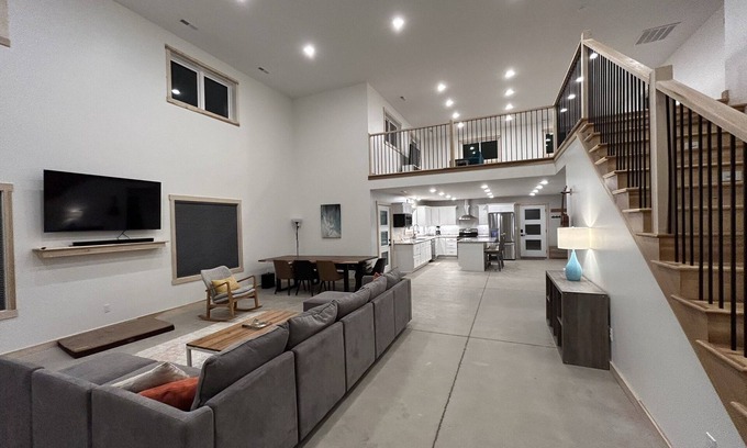 Corbin House | Spacious Family Retreat on Laurel Lake. 5mins from Grove Marina.