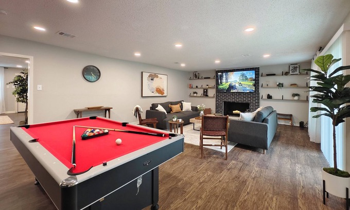 Foster Place House | Spacious Family Retreat – 2 King Suites, Pool Table, & Backyard Oasis