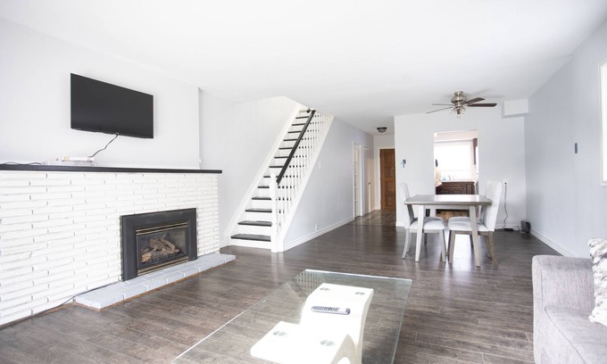 London House | Spacious Family Sized Townhouse with Fireplace, Patio , Parking
