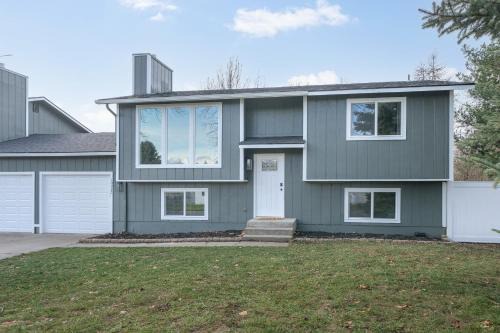 Hayden House | Spacious Family Villa only 13 mi from Silverwood