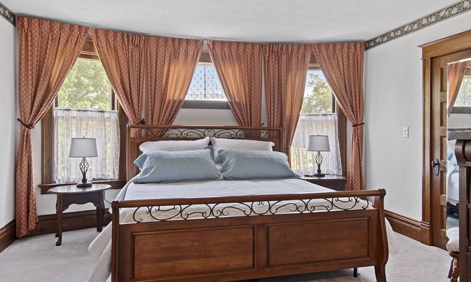 Cornland Other | Spacious farmhouse located 9 miles from Taylorville, 15 miles from Springfield.