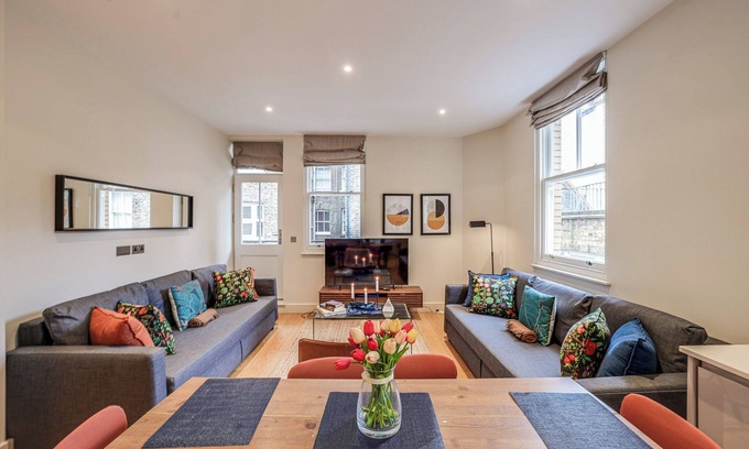 Shoreditch Apartment | Spacious first-floor apartment with lift access on Great Titchfield Street. Sleeps 18 with 3 bedrooms, 3 living rooms, 3 kitchens, and 3 bathrooms. Steps from Oxford Street and Soho.