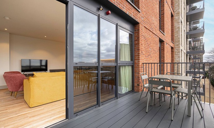 Tottenham Hale Apartment | Spacious Flat in North London