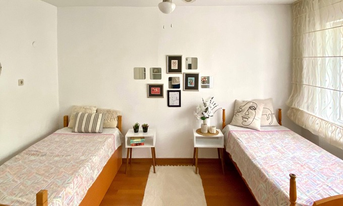 Merkezefendi Apartment | Spacious Flat-NO Air Condition BUT Ceiling Fans n-4 Rooms- Central Heating 125M2