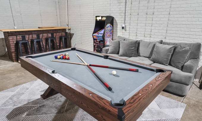Kennedy King House | Spacious for Groups~Game Room~5 Min to Mass Ave