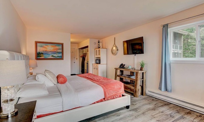 Otter Rock Apartment | Spacious Forest-View Suite with Kitchenette