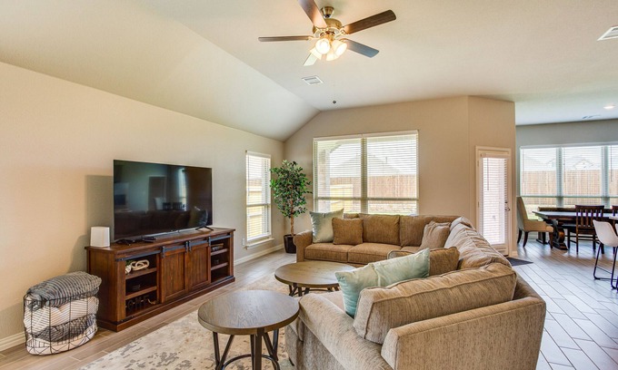 Forney House | Spacious Forney Home Rental w/Game Room!
