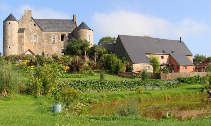 Montmartin-en-Graignes Cottage | Spacious Family Home with Garden, Terrace, and Wi-Fi, in Scenic Nature Park, Pet Friendly